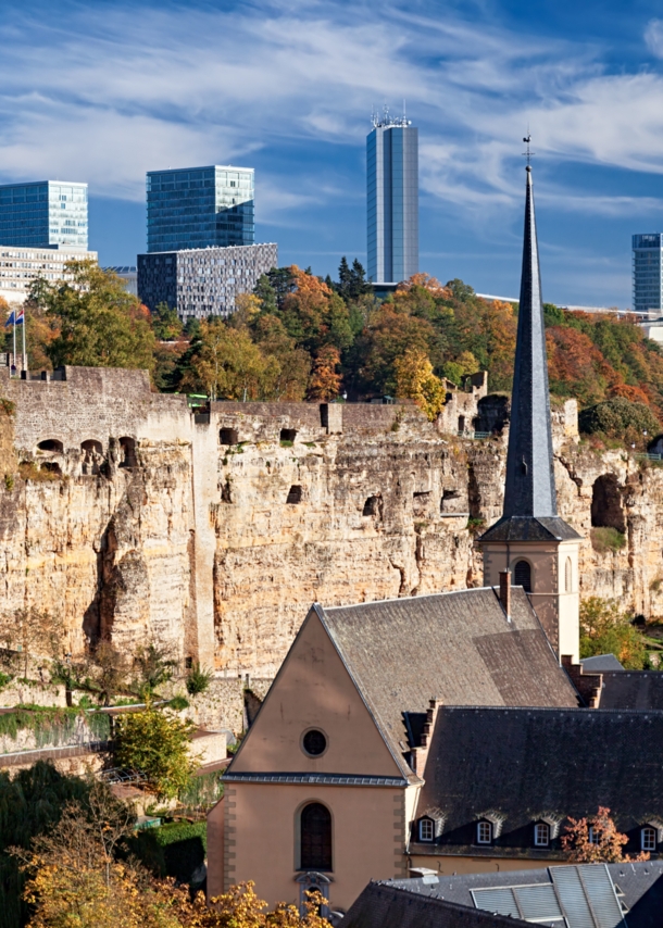 Blick auf die Verteidigungsanlage Kasematten, im Hintergrund Hochhäuser und Bäume