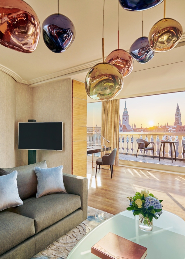 Elegantes Wohnzimmer einer Hotelsuite mit Dachterrasse in der Münchener Altstadt.