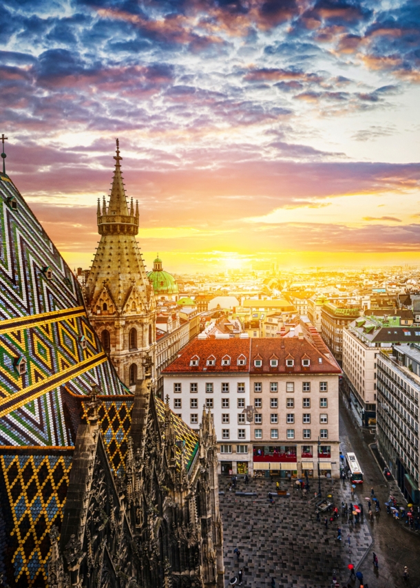 Blick auf Wien in der Abendsonne vom Dach einer Kirche.