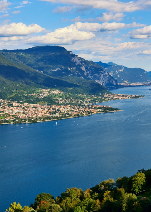 Panoramaaufnahme des Comer See in Italien.