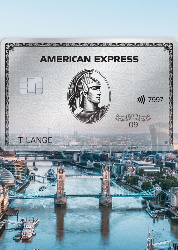 Fotocollage einer silbernen American Express Kreditkarte vor der Skyline von London