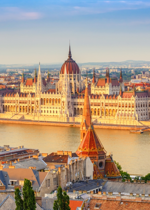 Luftaufnahme von Budapest mit der Donau und dem Parlamentsgebäude im Fokus.