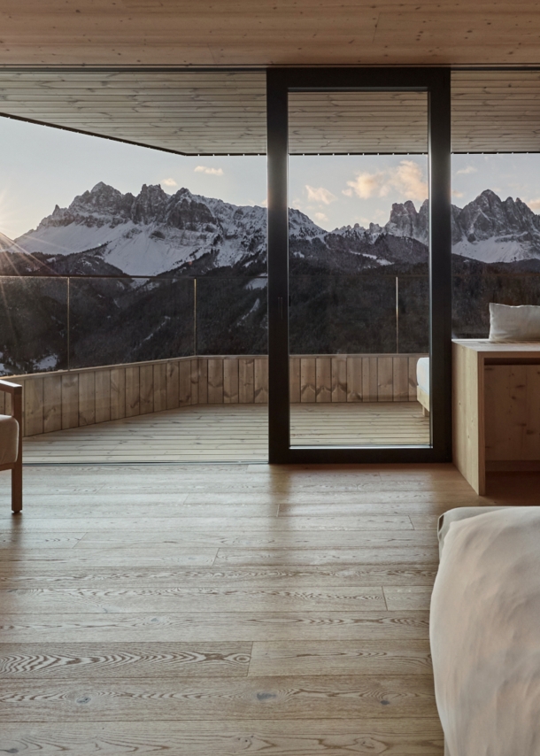 Modern und minimalistisch eingerichtete Suite des FORESTIS Hotels mit Blick auf die Dolomiten.