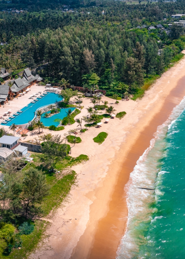 Natai Beach in Khao Lak, Provinz Phang Nga, Thailand aus der Vogelperspektive.