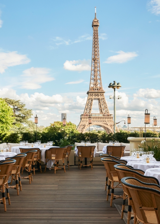 Schickes Restaurant auf einer Dachterrasse mit Blick auf den Eiffelturm.