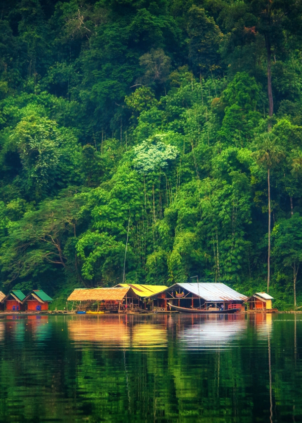 Hölzerne Floßhütten auf dem Chiao-Lan-See im Khao Sok Nationalpark