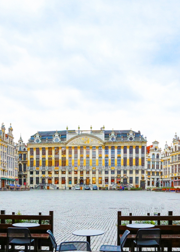 Grand Place in Brüssel mit Tischen und Stühlen im Vordergrund.