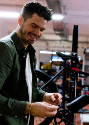 Andy Weinzierl und ein Mitarbeiter montieren ein Sushi-Bike