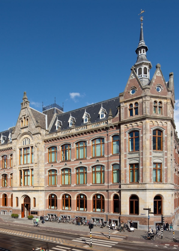 Außenfassade eines historischen Gebäudes mit Türmen im Stadtzentrum.