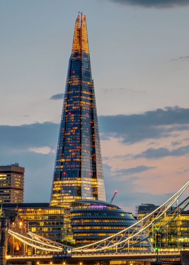 Beleuchtete Londoner Skyline mit Wolkenkratzer The Shard und Tower Bridge am Abend.