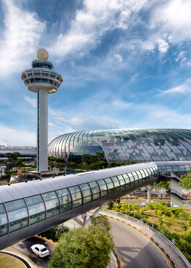 Flughafenterminal mit Tower und großem Gebäudekomplex mit Glaskuppel.