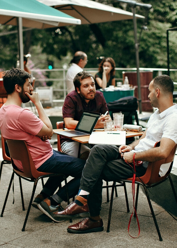 3 junge Leute arbeiten zusammen in Café