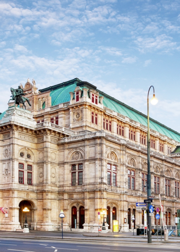 Panoramaaufnahme der Fassade des Park Hyatt Vienna Hotels in Wien.