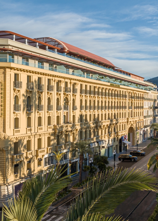 Außenansicht des gelb gestrichenen Anantara Plaza Nice Hotels