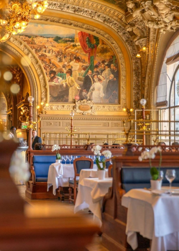 Prachtvoller Speisesaal mit goldenem Stuck sowie Wand- und Deckengemälden.