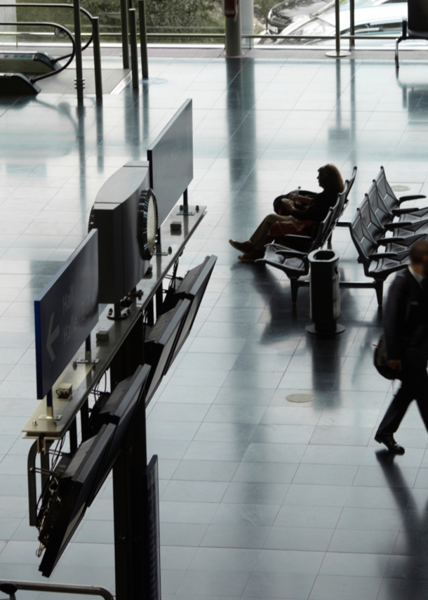 Aufnahme einer Wartehalle mit zwei Reisenden im EuroAirport Basel-Mulhouse-Freiburg.