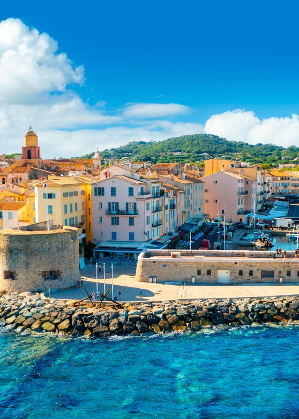 Luftaufnahme des Stadtpanoramas von Saint-Tropez am Hafen bei Sonnenschein.