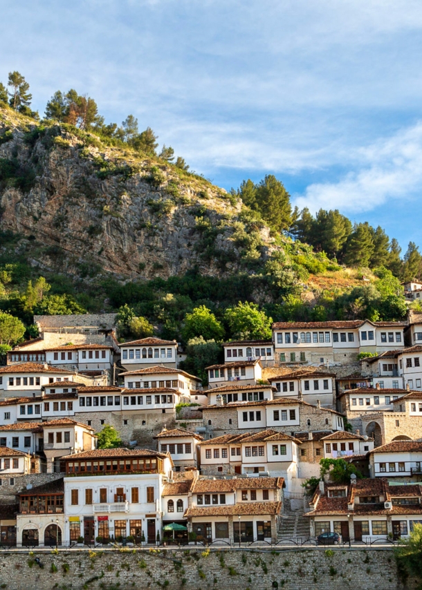 Stadt Berat in Albanien mit vielen Häusern an einem Berghang.