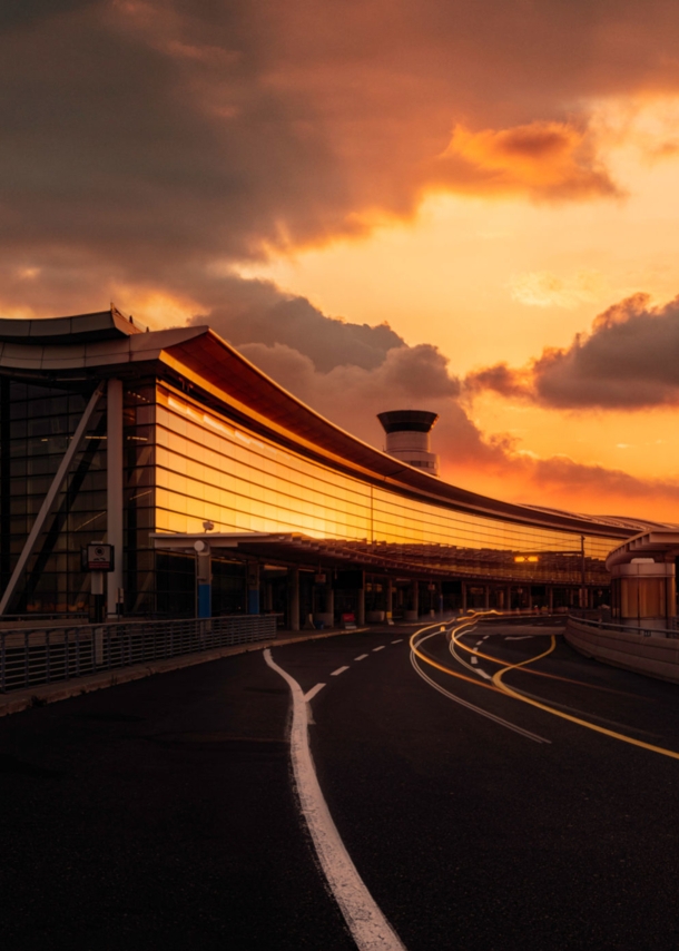 Fassade von Terminal 1 am Toronto Pearson Airport bei Sonnenuntergang.