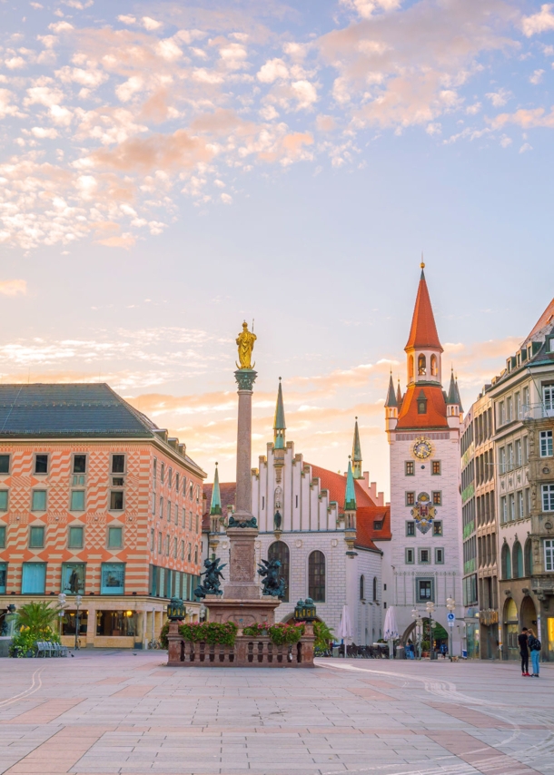 Gebäude rund um den Marienplatz in München bei Sonnenuntergang.