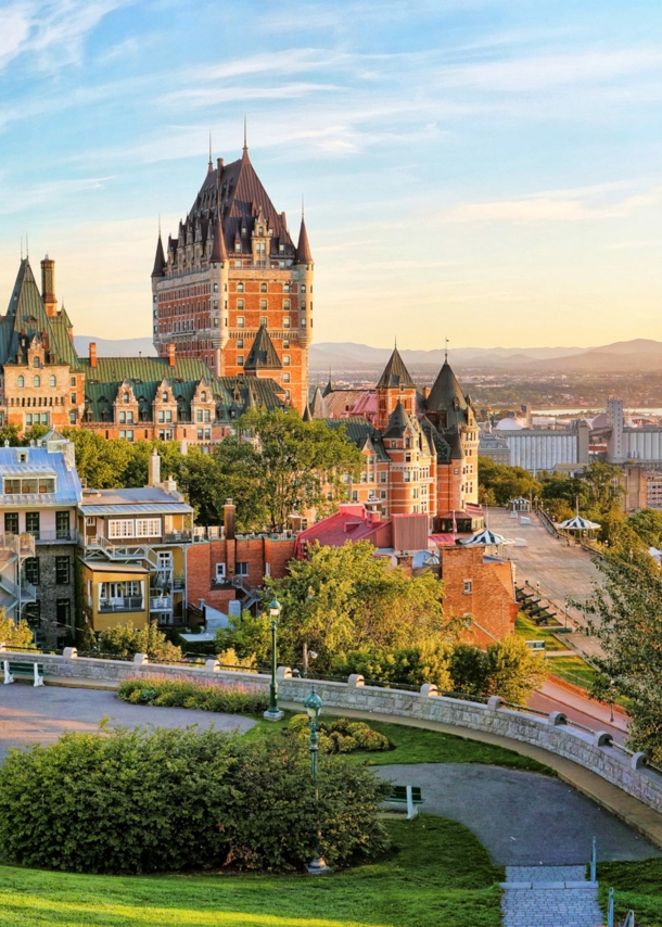 Stadtpanorama von Québec mit Schloss am Wasser, im Vordergrund Parkanlage.