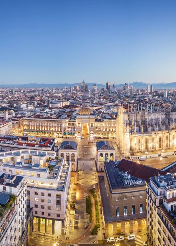 Stadtpanorama von Mailand mit angeleuchtetem Dom aus der Luftperspektive.