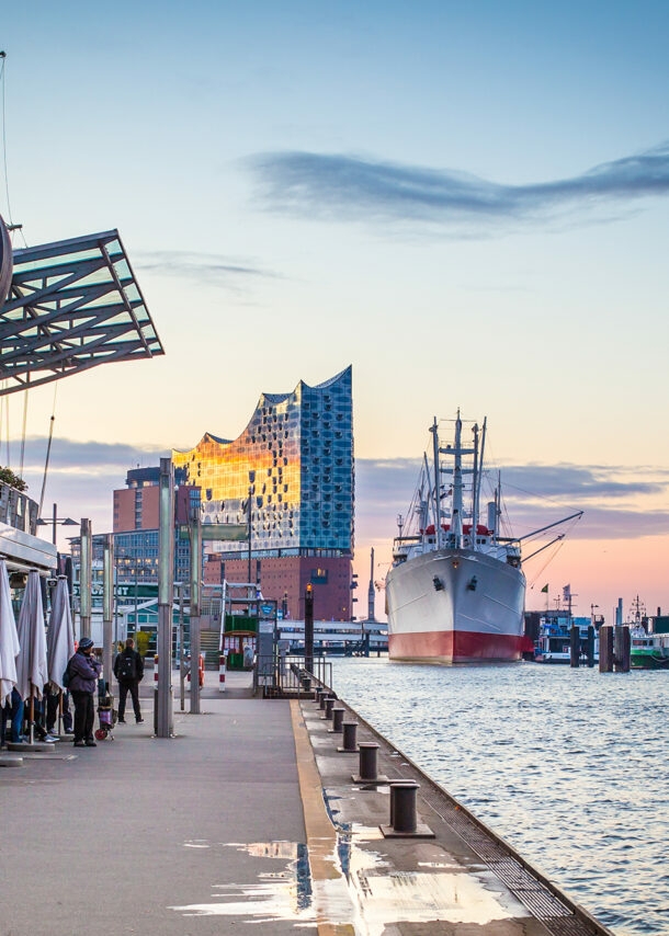 Blick in den Hamburger Hafen mit der Elbphilharmonie.