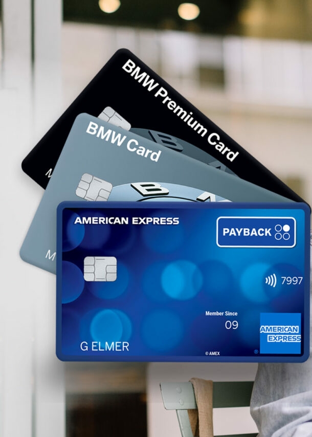 Fächer mit verschiedenen Kreditkarten von American Express, im Hintergrund eine moderne, lachende Frau mit Smartpone und blauer Kreditkarte in einem Café.