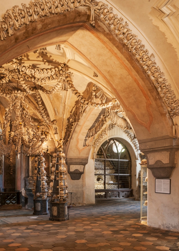 Innenraum einer Kirche mit Dekorationen aus menschlichen Knochen.