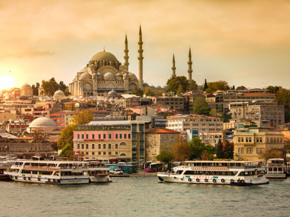 Stadtpanorama von Istanbul mit Moschee bei Sonnenuntergang