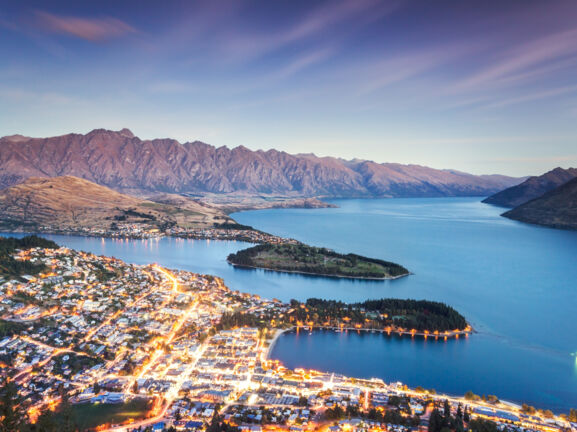 Queenstown in der Abenddämmerung mit vielen erleuchteten Straßen