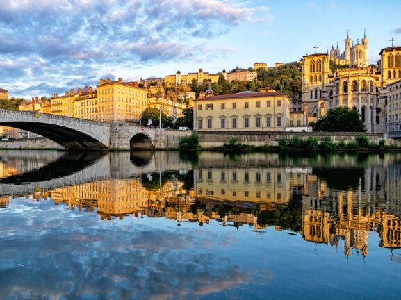 Panorama der Stadt Lyon, das sich im Fluss spiegelt