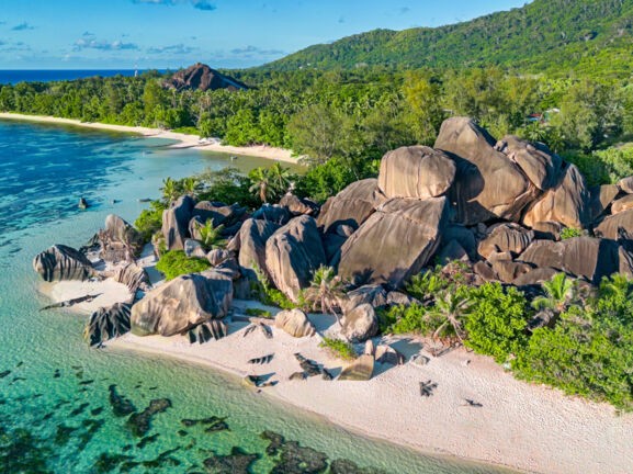 Luftaufnahme der Küste und Strand der Seychelleninsel La Digue