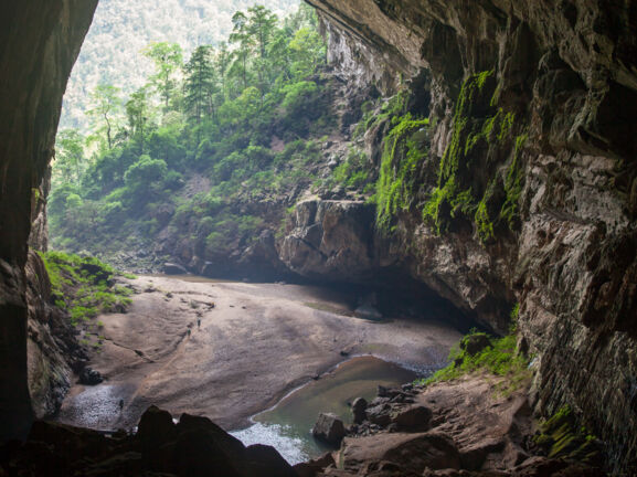 Aufnahme vom Eingang der Son-Doong Höhle in Vietnam.