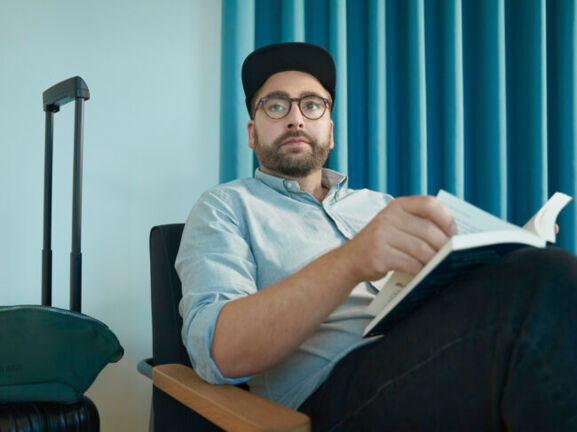 Lars Messmann, Gründer von Fitz & Huxley, in einer Flughafen-Lounge