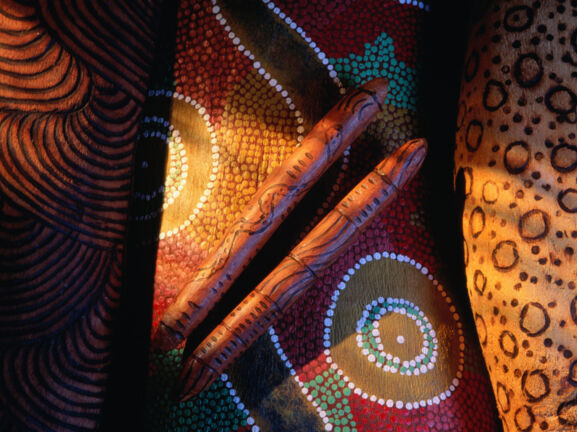 Aboriginal Art auf unterschiedlichen Materialien.