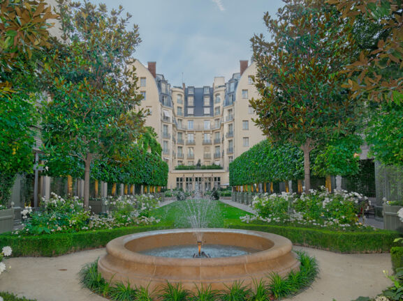 Außenfassade eines Grandhotels mit Gartenanlage.