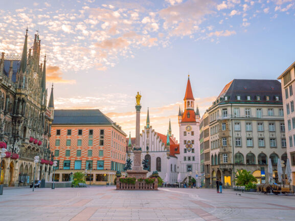 Gebäude rund um den Marienplatz in München bei Sonnenuntergang.