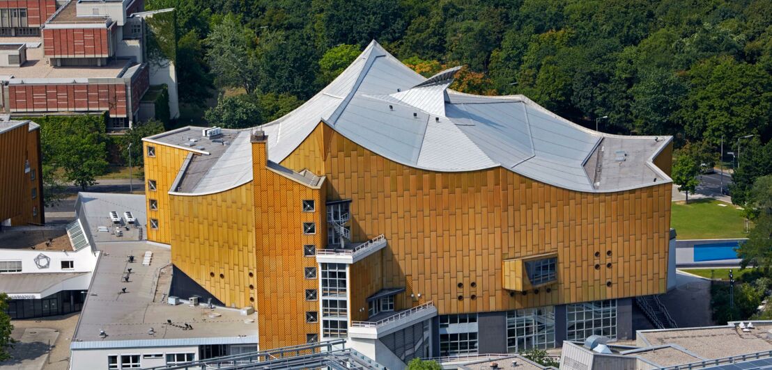 Die Berliner Philharmonie mit Bäumen im Hintergrund