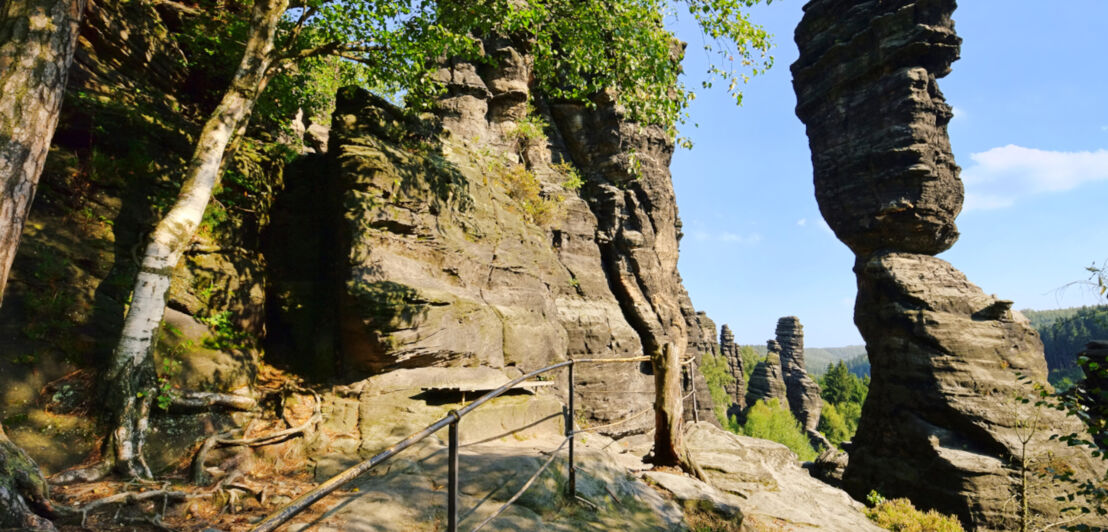 Ein Wanderweg führt an einen Felssäule vorbei