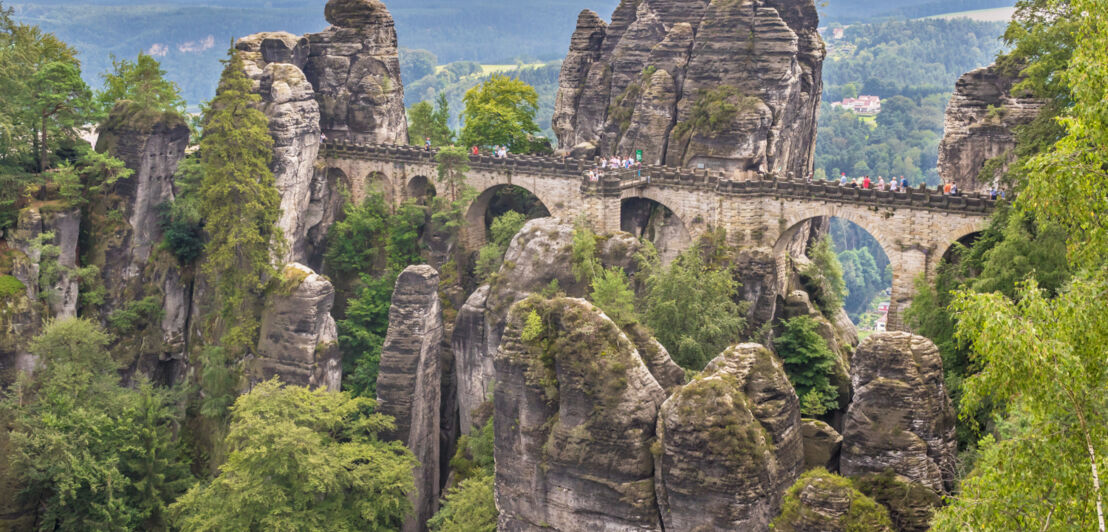 Eine alte Brücke zwischen hoch aufragenden Felsnadeln