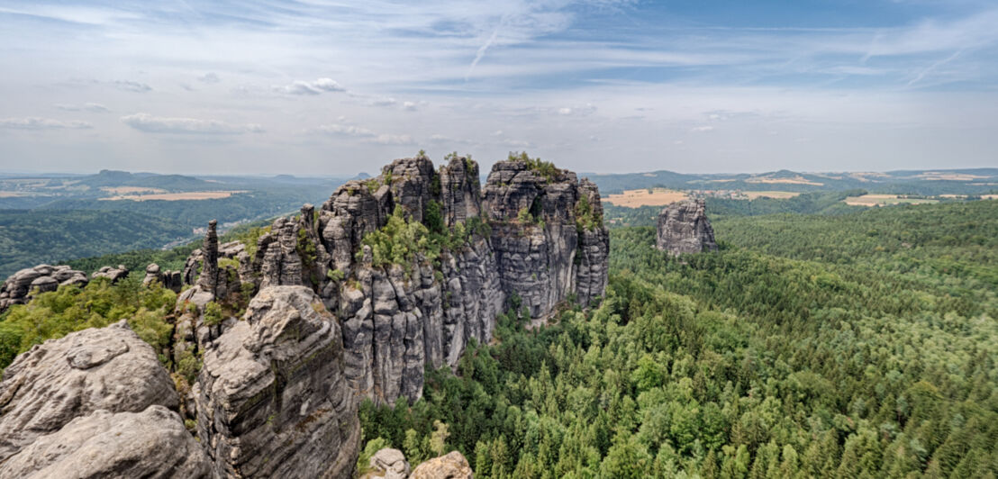 Blick auf die Felsenformation Schrammsteinkette, die aus dem Wald herausragt