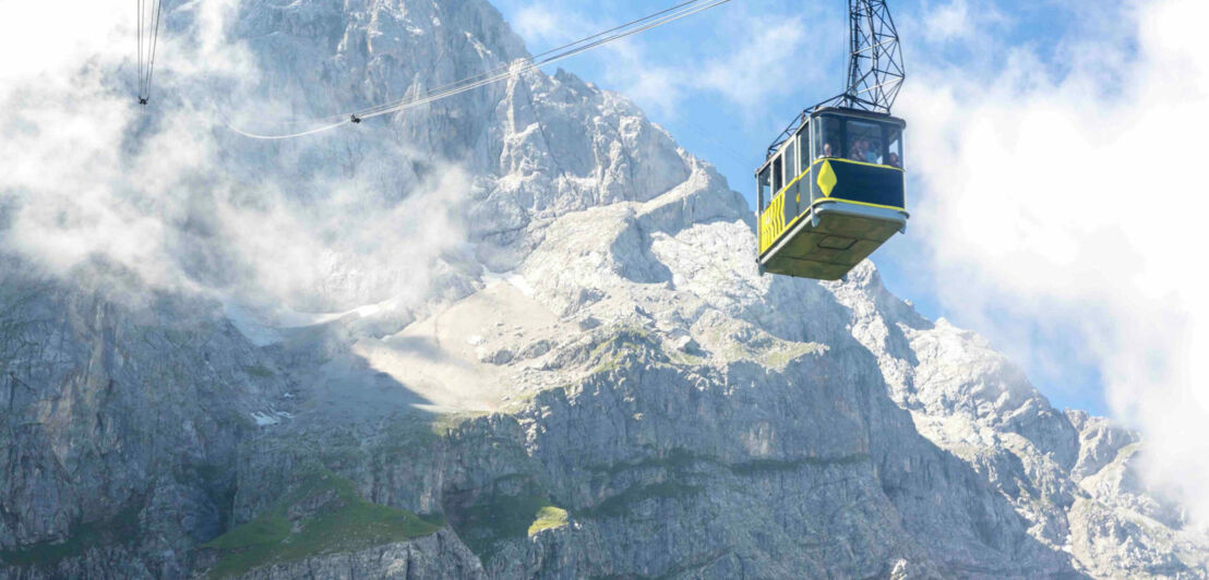 Die Zugspitz-Seilbahn auf dem Weg zum Gipfel