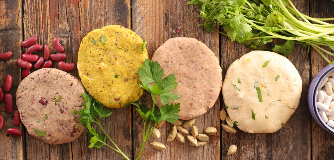 Vier vegane Burger Patties aus Hülsenfrüchten