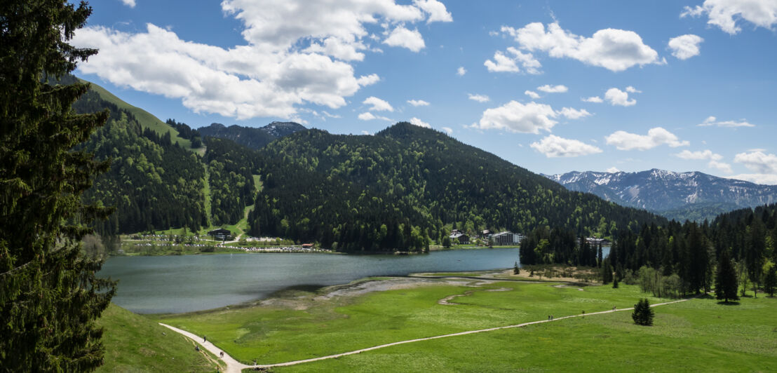 Blick über Wiesen auf den Spitzingsee