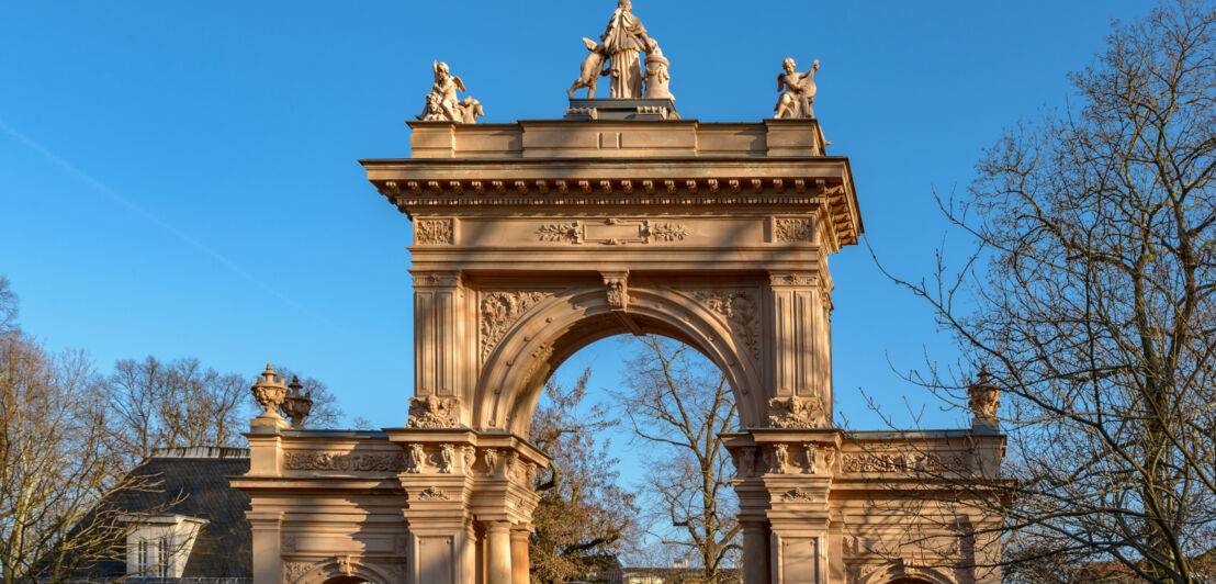 Das Tor des Bürgerparks Pankow im Herbst