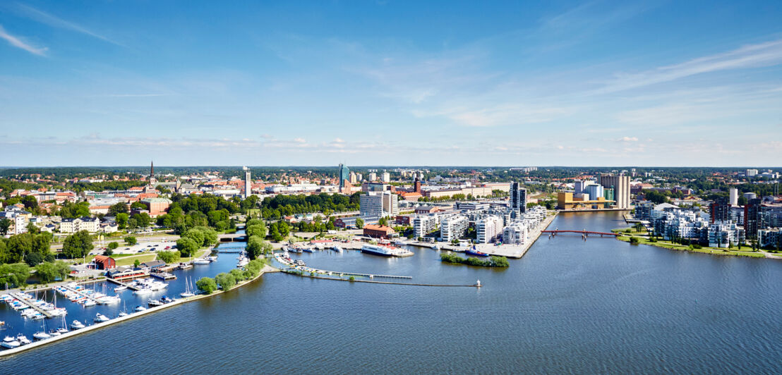 Ein Bild aus der Luft vom See aus auf eine Stadt