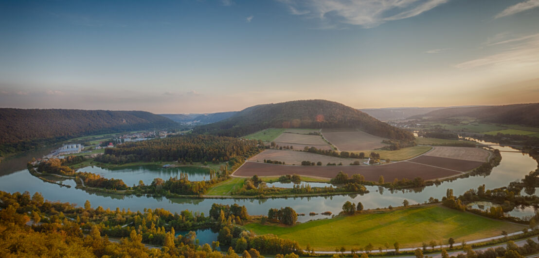 Blick auf eine Flussschleife die rund um eine Erhöhung führt