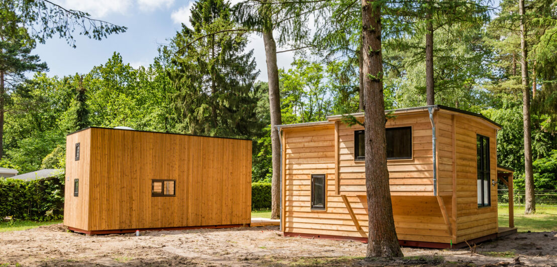 Zwei Tiny Houses stehen auf einem Grundstück