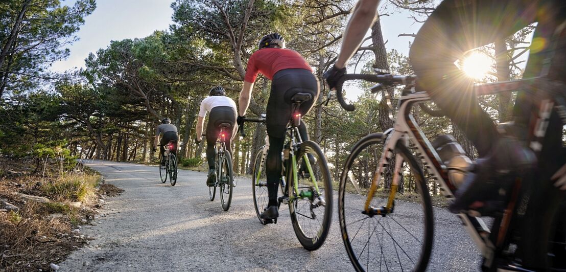 Vier Fahrradfahrer, die mit einem Radar ausgestattet sind